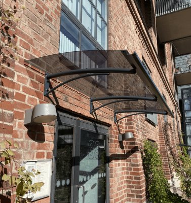 Entretak med rökfärgad takskiva