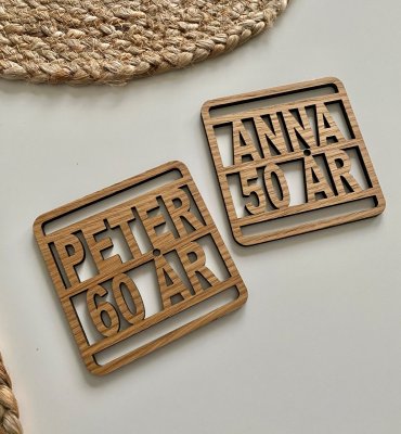 Ölglas med gravyr i trälåda & glasunderlägg - Monogram + fylla år