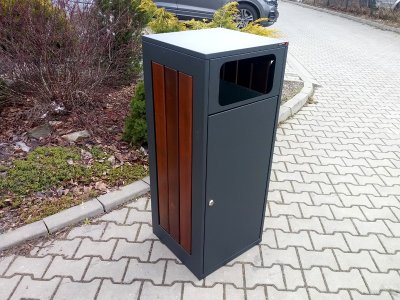 Parkbänk med blomkruka och sopkorg