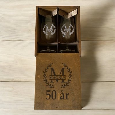 Ölglas med gravyr i trälåda & glasunderlägg - Monogram + fylla år