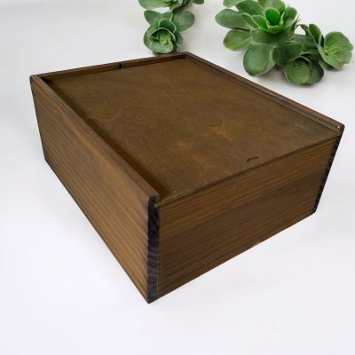 Ölglas med gravyr i trälåda & glasunderlägg - Monogram + fylla år