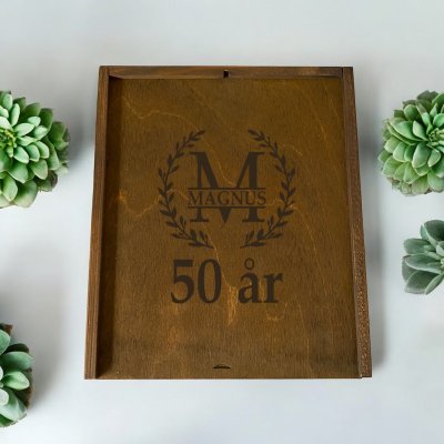 Ölglas med gravyr i trälåda - Monogram + fylla år