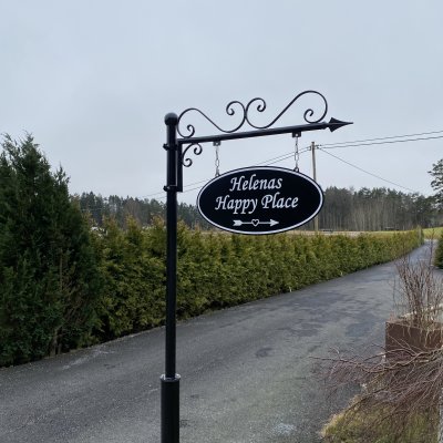 Smidesskylt med stolpe