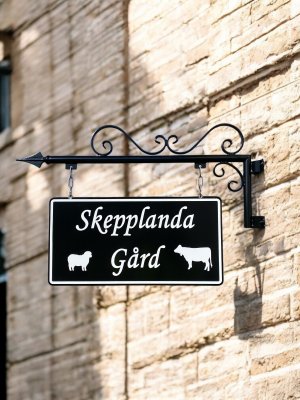 Vägghängd smidesskylt