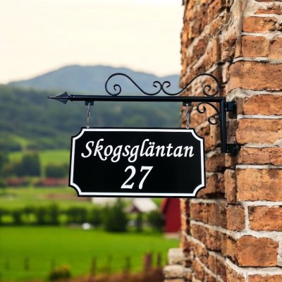 Vägghängd smidesskylt