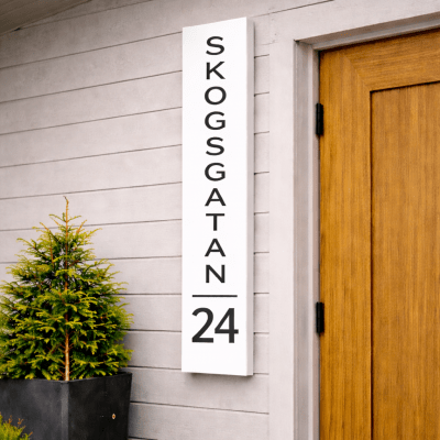 Stående adresskylt - Vit med svart text