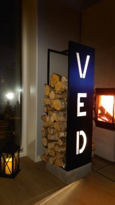 Vedställ svart med belysning
