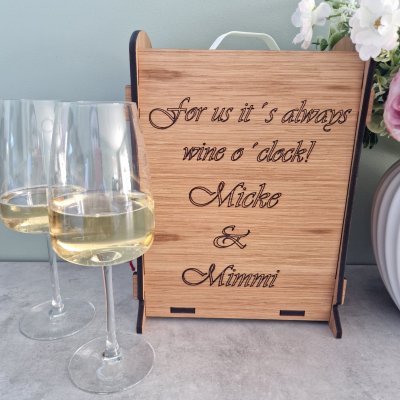 Vinlåda i ek- wine o´clock med namn